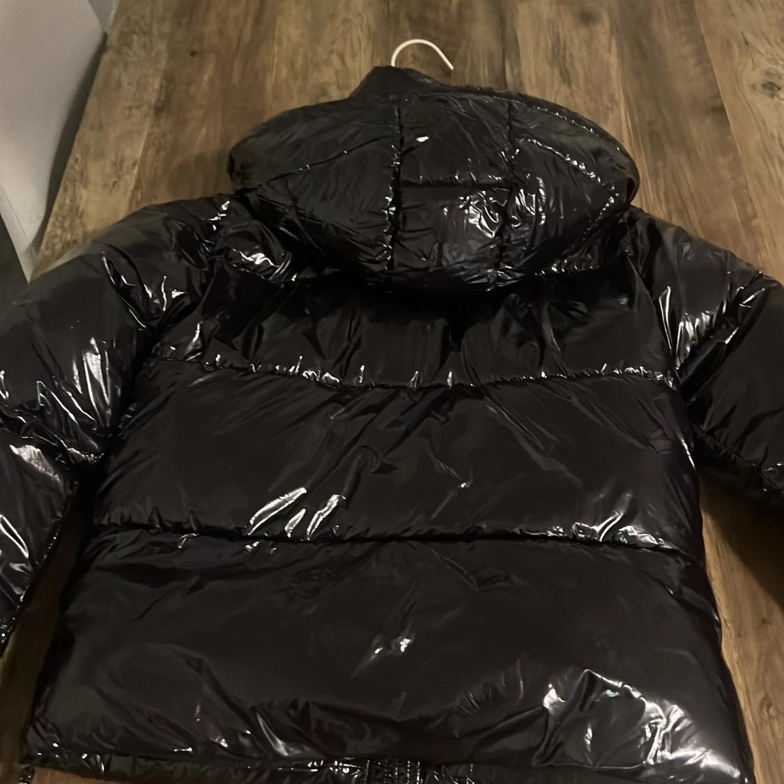 Svart glansig pufferjacka med huva - 91