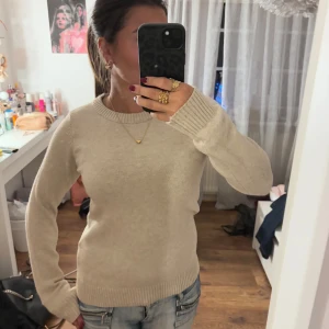 Beige stickad tröja - Säljer denna ljusbeiga stickade tröjan från VILA. Jättesöt och sitter lite tajtare men är väldigt bekväm och är i skönt material. Ribbad nertill. Kommer inte till användning längre💘