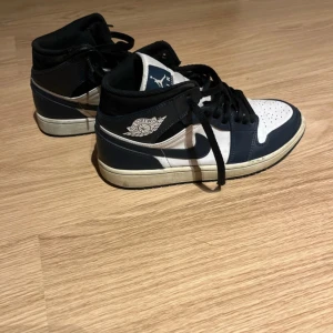 Nike Air Jordans i mörkblå och vit strl 42,5 - Snygga Nike Air Jordans Mid1, blå vita. Väl använda, men i ok använt skick och betydligt mer att ge. Strl 42,5