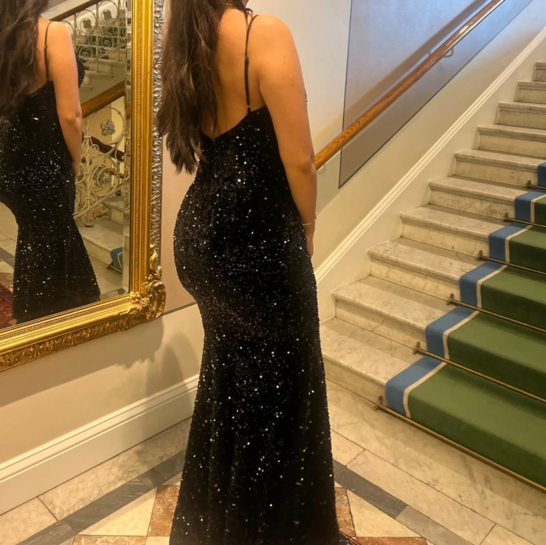 Svart glittrig långklänning - 90