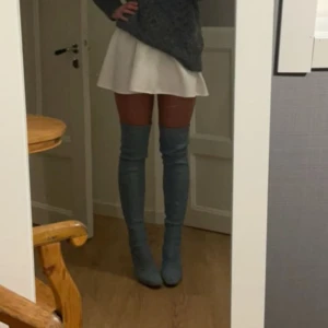 Jeansklackar - Snygga grå overknee stövlar i mocka med spetsig tå och elegant klack. Perfekta för att ge en stilren touch till din outfit. Knappt använda, inget som syns. Supersköna, känns inte som klackar