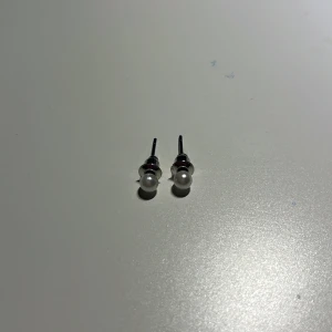 Pärlörhängen - Eleganta små pärlörhängen med silverfäste. Perfekta för en stilren look.