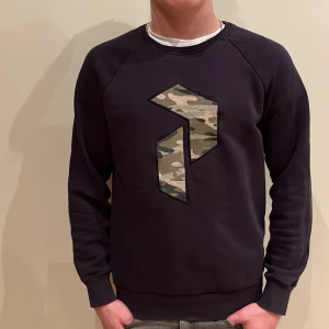 Blå sweatshirt från peak performance  - Säljer en blå sweatshirt från peak performance. Tröjan har långa ärmar och en rund halsringning. Perfekt för en avslappnad stil. Använd men forfarande i bra skick.