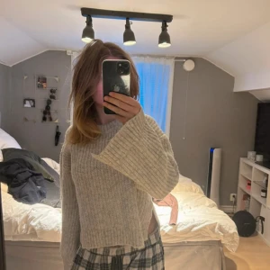 Grå stickad tröja - Som ny, knappt använt den, har slits vid midjan och armarna!