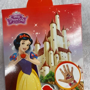 Disney Princess Barn Tatuering klistermärken med Presentförpackning  - Set med  Disney Princess tatuering klistermärken med motiv av Snövit och .Innehåller flera ark med olika motiv och detaljer. 4 ark paket, 3 år + , 75kr/paket 