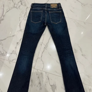 Crocker jeans - Säljer ett par skitsnygga lågmidjade bootcut jeans från crocker. Säljer då de tyvärr är för små❤️ kom privat för mer information eller frågor!! Pris kan diskuteras. Storleken är w25 l31 och är uppsprättade så innerbenslängden är 78cm