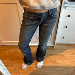 7 For All Mankind lågmidjade jeans - Snygga lågmidjade bootcut jeans från 7 For All Mankind. Säljer för att de är förstora för mig. Skriv om ni har frågor 💗