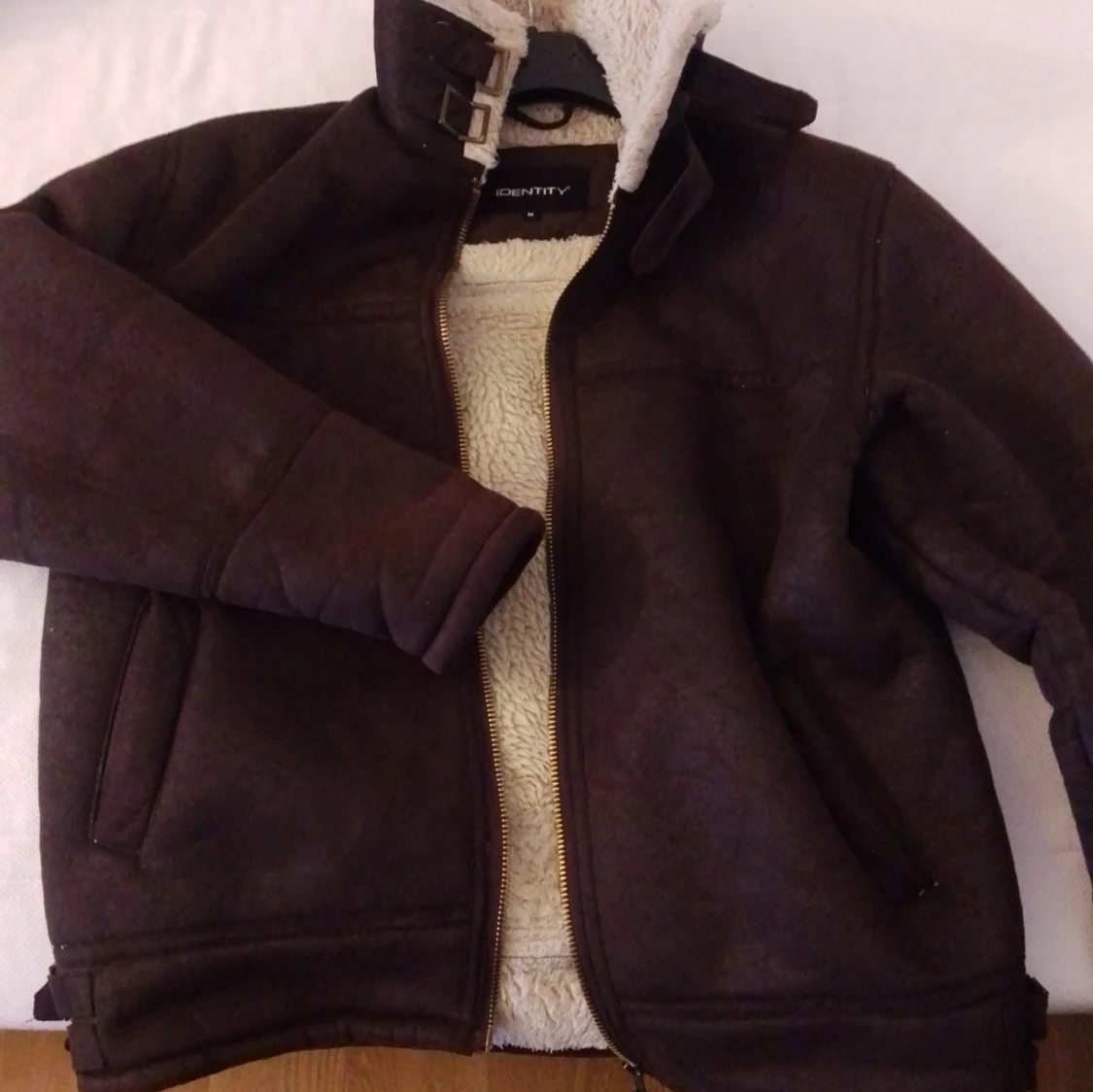 Brun jacka med teddyfoder från Identity - 90