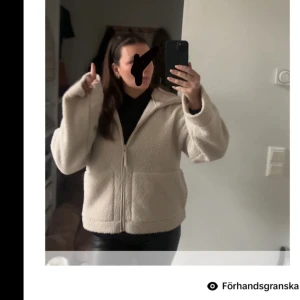 Beige teddyjacka från H&M - Mysig beige teddyjacka från H&M med dragkedja framtill. Jackan har en hög krage och långa ärmar, perfekt för kyliga dagar. Den har en avslappnad passform och stora fickor framtill. Våren och höstens stora trend. 