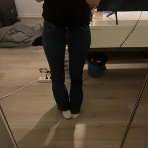 Mörkblå jeans - Snygga mörkblå jeans med en klassisk design. De har en normal passform och är perfekta för en avslappnad stil. Jeansen har fickor både fram och bak samt en knapp- och dragkedjestängning.