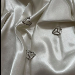 Saga ring  - 55kr/st, justerbar och rostfri vilket innebär att den inte färgar av sig eller tappar färg💞 Beställ via Plick eller Ebnorth.quickbutik.se🤗