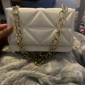 Vit quiltad axelväska med kedja - Snygg vit axelväska med guldkedja brukar aldrig använda inga fläckar svart inuti 💞