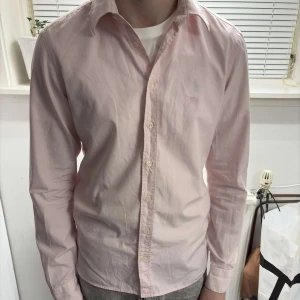 Burberry skjorta  - En skön rosa burberry skjorta i storlek 39, motsvarar M. Väldigt fint skick. Vid funderingar är det bara att skriva!