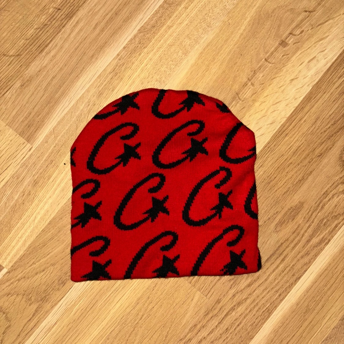 Tre stickade mössor med olika mönster - 90