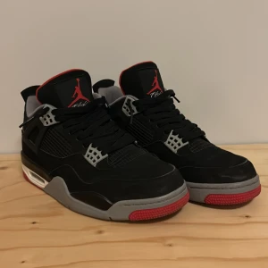 Jordan 4 Bred (2019) - Säljer ett par väldigt fina Jordan 4s, är lite smutsiga på undersidan men går att tvätta bort. Nypris ungefär 4000. Tveka inte att ställa frågor. Skick 8,5/10