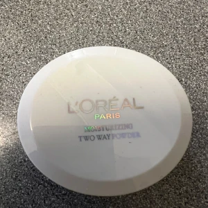 Moisturizing Two Way Powder från L'Oréal Paris - Säljer en Moisturizing Two Way Powder från L'Oréal Paris. Denna puderfoundation kommer i en praktisk vit dosa med spegel. Perfekt för att ge en jämn och matt finish.