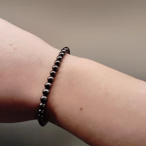 Svart pärlarmband - Elegant svart armband med glänsande pärlor. Perfekt för att ge en stilren touch till din outfit.