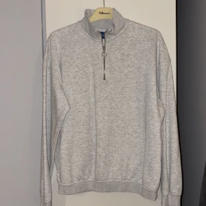 Half zip jack and Jones  - Säljer en stilren grå tröja från Jack & Jones med halv dragkedja och hög krage. Storlek S/M