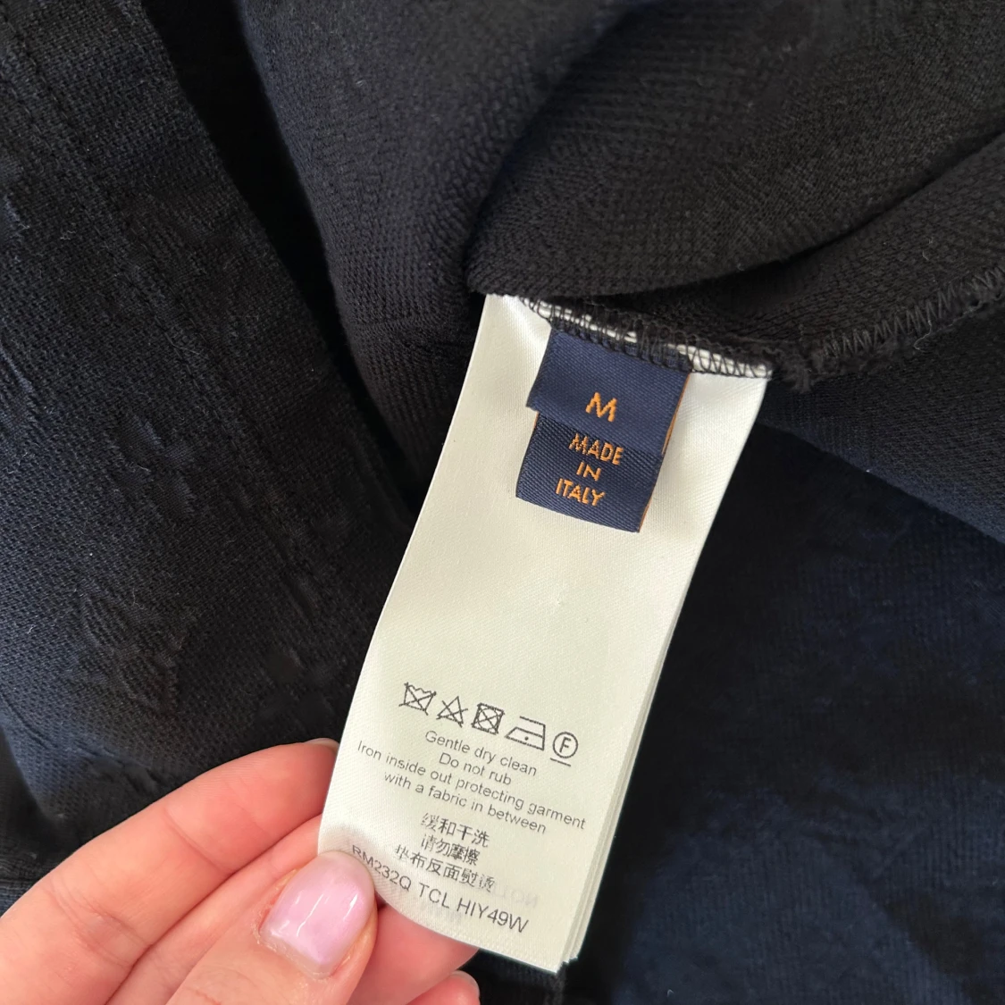 Svart monogram t-shirt med ficka - 90