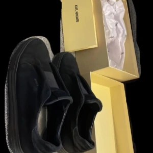 Arigatos 360 laceless - Tja! Säljer/Byter nu dessa sjukt snygga hel svarta arigatos i mokka. Använda men i bra skick! Tveka inte på att höra av er vid funderingar eller förslag!