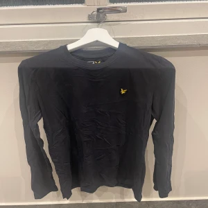 Svart långärmad tröja - Säljer en svart långärmad tröja från Lyle & Scott. Storlek 14/15 år så skulle säga storlek S. 