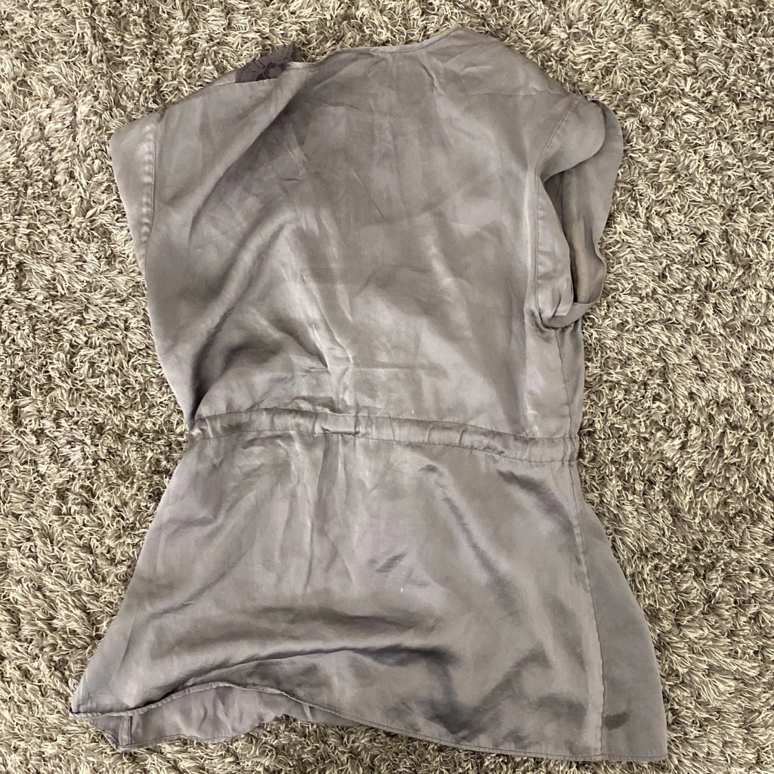 Grå blus med spetsdetaljer - 90