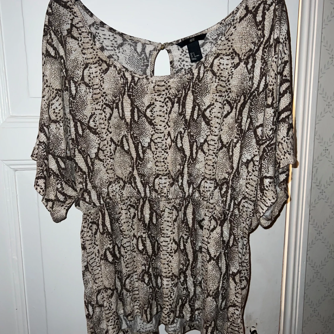 Ormmönstrad blus från H&M
