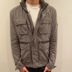 J Lindberg jacka - Skick 9/10, han på bilden 180cm ny pris 4000kr storlek M