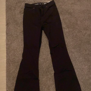 Svarta bootcut jeans - Helt nya svarta bootcut jeans strl waist M, length 31 från bikbok. Testats en gång men är tyvärr förstora.  Nypris 399kr😇 