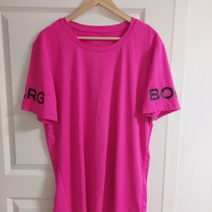Tränings top - Tränings t-shirt, från Björn Borg, endast använd några få gånger, fint skick! Neonrosa i storlek XL