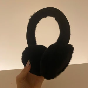 Svarta öronmuffar - Mysiga svarta ögonmuffar🥰🥰