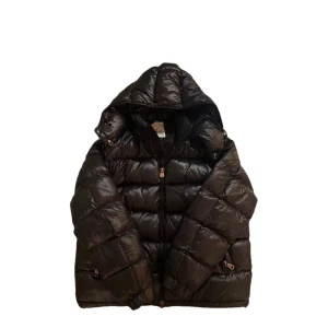 Moncler jacka  - Du vet nog varför den är så billig, är lagad på bröstet kom dm för frågor eller bilder