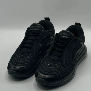 Svarta Nike Air Max 720 ”Black Mesh”  - Snygga svarta Nike Air Max sneakers med en futuristisk design och bekväm dämpning. Skorna har en stilren look med snörning och en synlig Air Max-enhet i sulan för extra komfort.