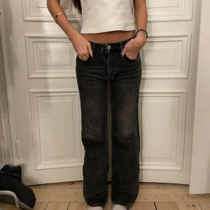 Svarta jeans med bootcut - Snygga svarta jeans med bootcut/ baggy stil. De är perfekta för finare tillställningar men även i vardagen.