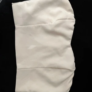 Vit topp med dragkedja - Elegant vit topp med dragkedja baktill. 