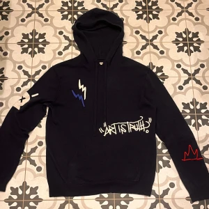 Mörkblå Kashmir hoodie från Zadig Voltaire  - Hola amigos säljer en Kashmir hoodie från zadig and voltiare som jag inte använder längre tröjan är 8/10 skick utan skador. Om ni har frågor tveka ej med att höra av er 