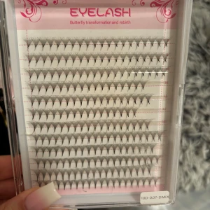 Eyelash Extensions - Förpackning med individuella ögonfransförlängningar i en 10D-stil. Perfekt för att skapa en fyllig och dramatisk look. Lätta att applicera och ger ett naturligt utseende med extra volym.