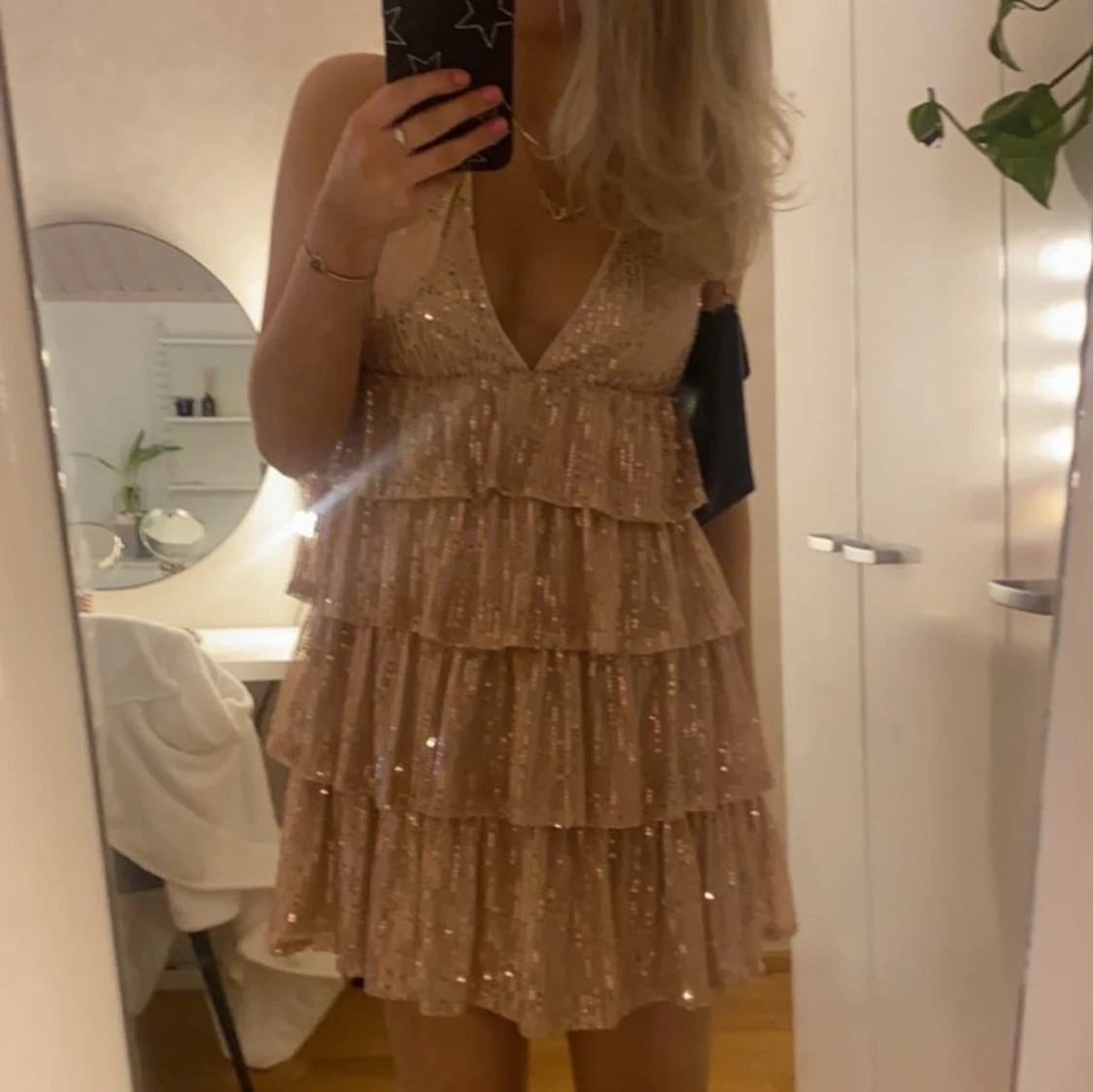 Glittrig guld klänning