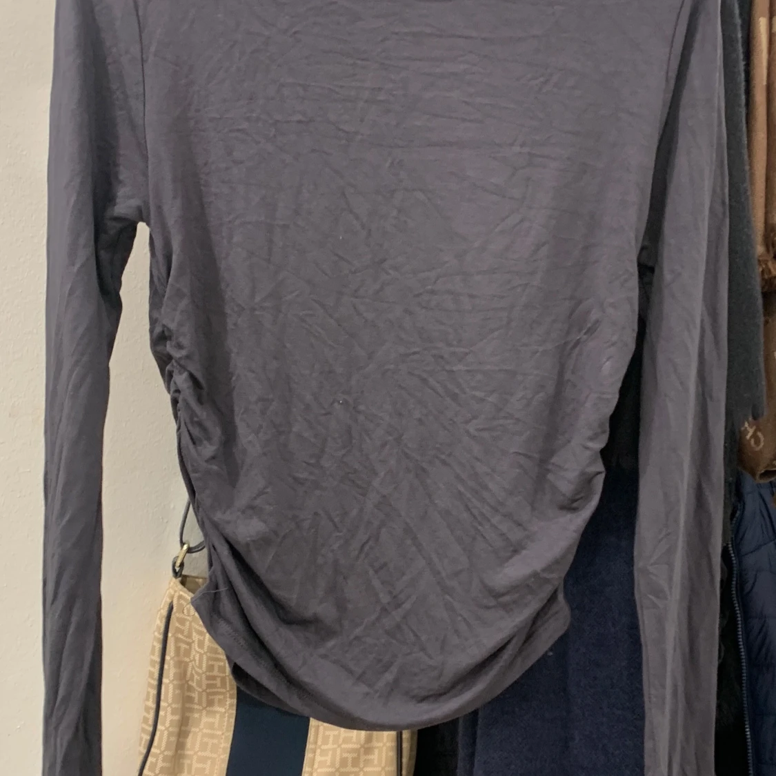 Grå långärmad topp med rynkade detaljer - 90