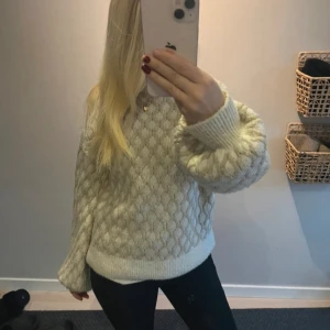 Stickad tröja  - Mysig stickad tröja med ett fint kabelstickat mönster från NA-KD.❣️Pris kan diskuteras.