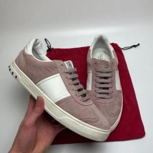 Valentino flycrew  - Hej! Säljer nu dessa svin feta Valentinos flycrew. Skorna är i toppskick. Med skorna medföljer en dustbag, en bit saknas. Hör av dig vid frågor 