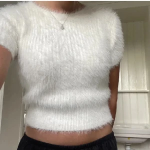 Vit fluffig tröja - Supermjuk och fluffig tröja från Zara som håller värmen jättebra💕säljer då den inte kommer till användning, lånad bild!💘