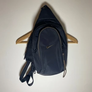 Nike axelväska - 	•	Svart och brun Nike axelväska 	•	Justerbar axelrem för komfort 	•	Praktisk storlek för vardagsbruk 	•	Stort fack och mindre fickar för förvaring 	•	I mycket bra skick!