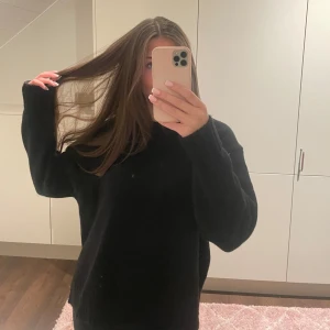 Stickad tröja - Svart stickad tröja från Zara, använd fåtal gånger 💞