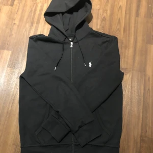 Polo Ralph Lauren Zip Hoodie - Tjena! Jag säljer en Ralph lauren zipper som inte kom till användning, lite intresse koll också. Zippern kostar lite över 2.000 och jag säljer min endast för 1.500kr. Tröjan är i nyskick då bara använd 2-3 gånger utan problem. Jag har kvittot kvar så om du skulle vela se det visar jag gärna! Du får gärna höra av dig vid någon fundering. 
