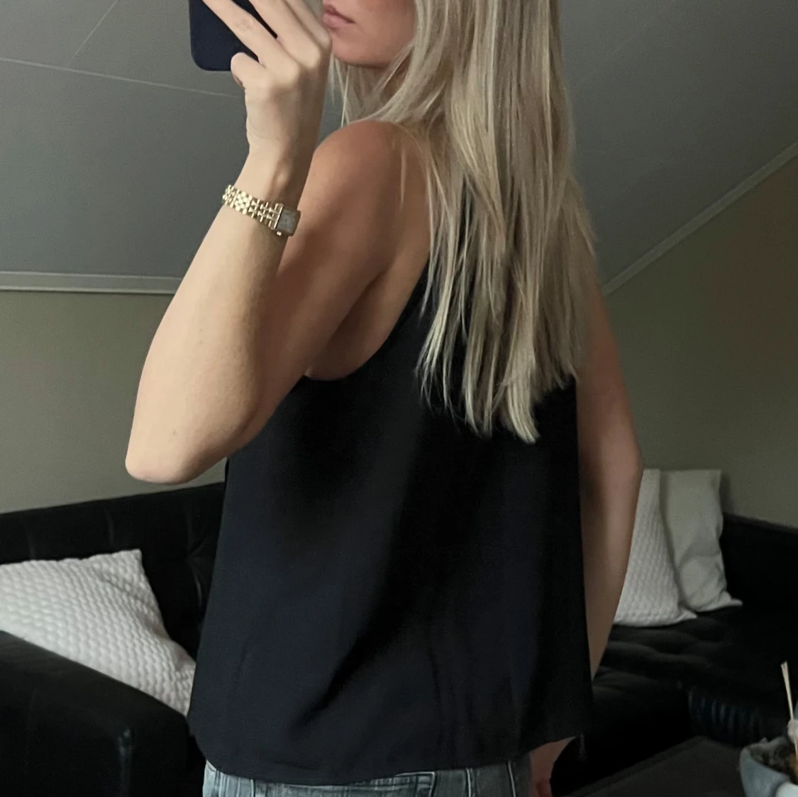 Svart blus med volangdetaljer - 90