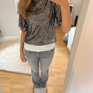 ljusgrå low waist jeans - snygga lågmidjade jeans storlek s/32. (ett litet lagat jack över en bakficka) annars som nya!