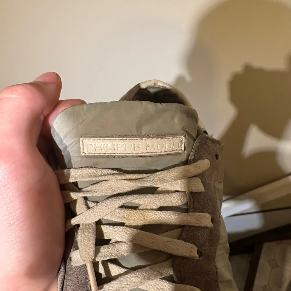 Snygga grå sneakers från Philippe Model med en stilren design. Skorna har snörning och en bekväm sula, perfekt för vardagsbruk. Tillverkade i en kombination av mocka och syntetmaterial.. Kengät.