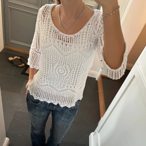 Vit stickad topp - Trekvartsärmad stickad tröja från Signature i storlek S. Fint skick. Använd gärna köp nu!