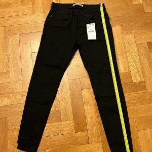 Svarta jeans från Zara Basic - Snygga svarta jeans från Zara Basic med en klassisk design. De har en smal passform och är tillverkade i denim. Perfekta för en stilren look.